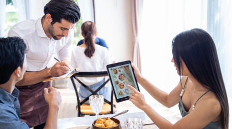 Nowoczesne technologie w restauracji – jak usprawnić obsługę klientów? Podpowiadamy
